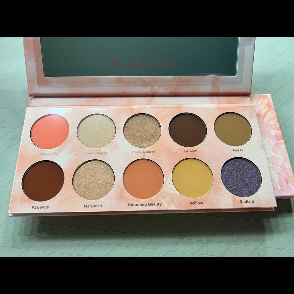 Dominique Cosmetics Coral Blossom Palette